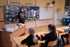 3. B pomáhá zvířátkům v zimě