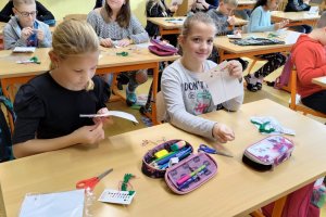 Žáci 4. B vyšívali vánoční přání